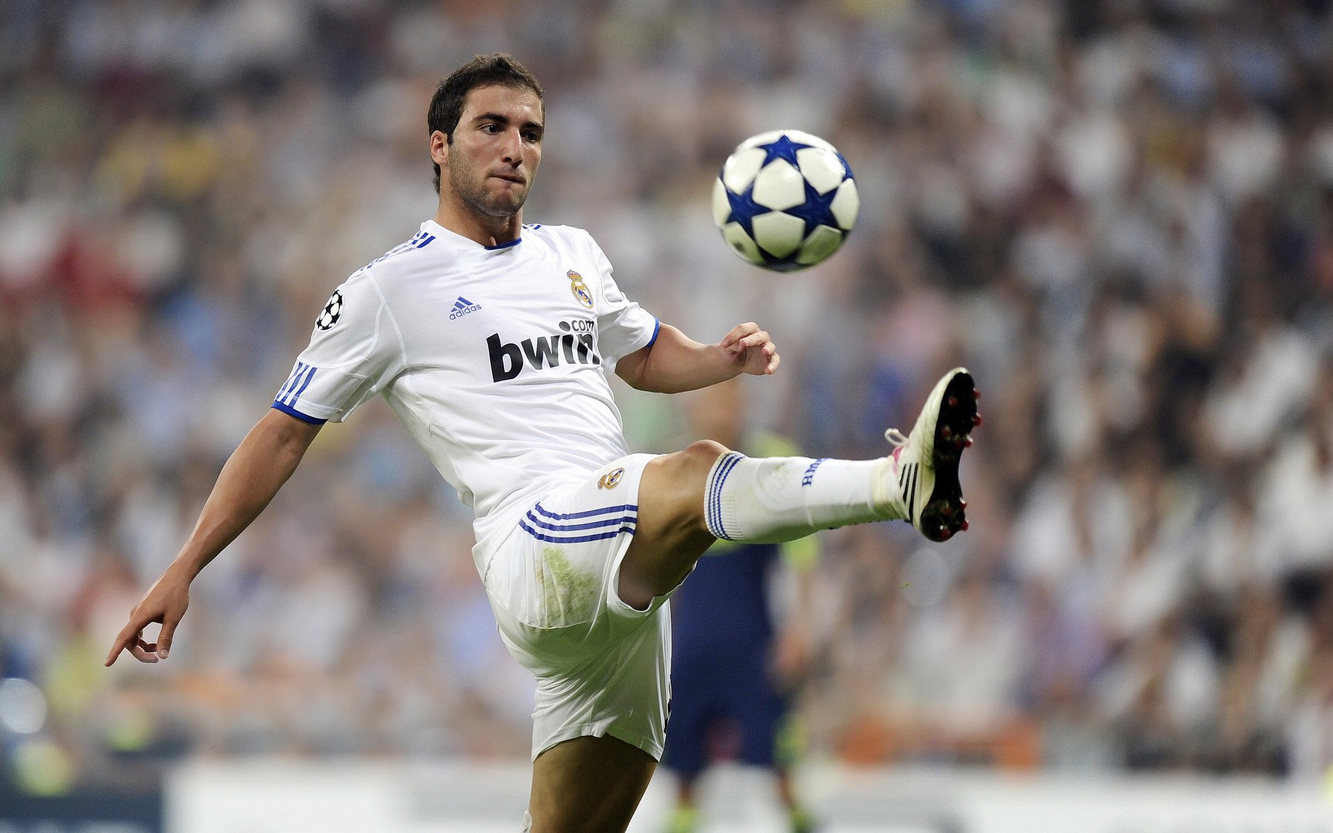 贝蒂斯正面击溃佛罗伦萨,贝林厄姆在西甲国家德比接管比赛,现代足球的战术革命与英雄主义回归